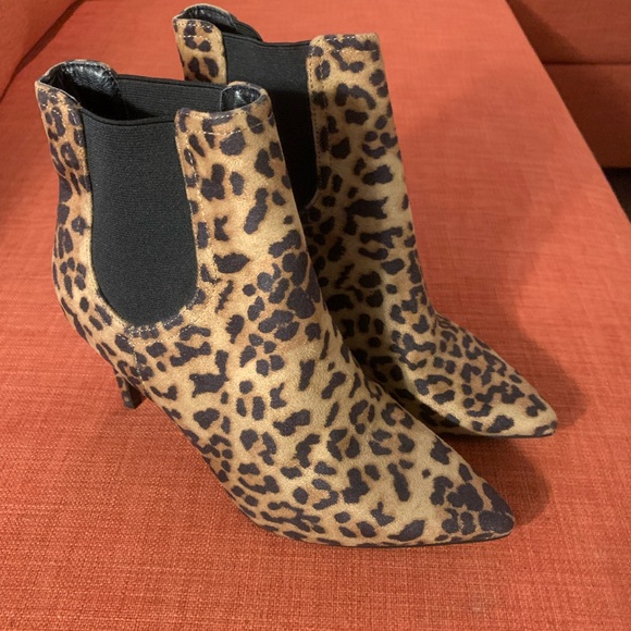 Women’s high heel leopard print boots - Picture 3 of 3